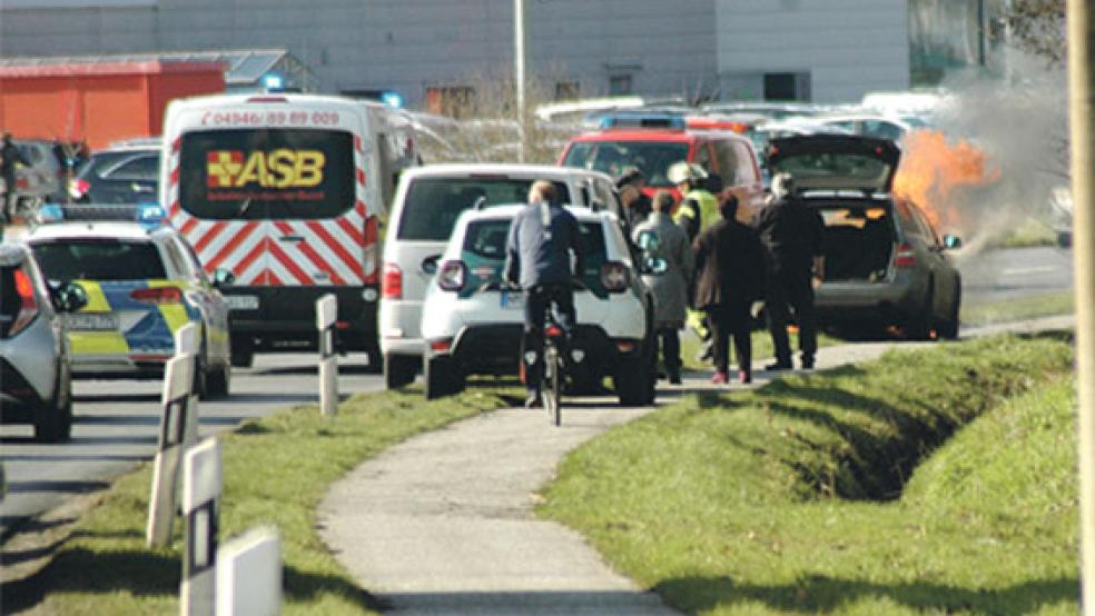 Der 66-jährige Fahrer konnte den brennenden Wagen rechtzeitig verlassen und blieb unverletzt. © Foto: Szyska