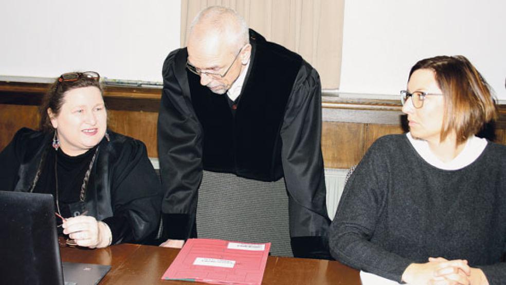 Erster Staatsanwalt Frank Lohmann im Gespräch mit Nebenklageanwältin Anja van der Pütten (links) und Rechtsmedizinerin Vanessa Preuss. © Foto: Ricken