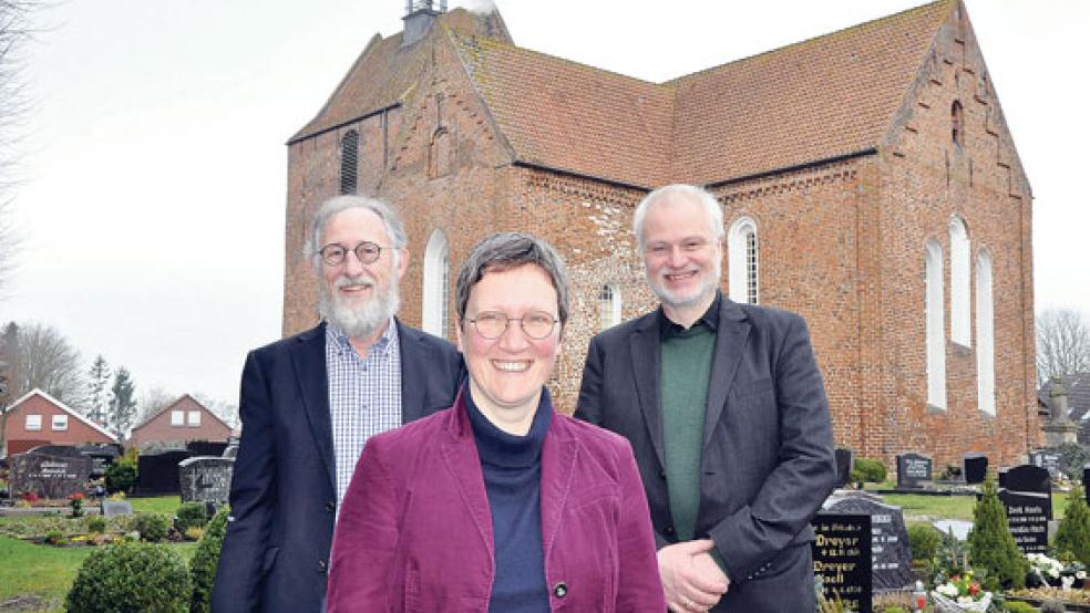 Barbara Wündisch-Konz stellt sich als Pastorin in der evangelisch-reformierten Kirchengemeinde Stapelmoor am Sonntag zur Wahl. Unterstützt wird sie dabei von ihrem Ehemann Ralf Buchholtz (rechts) und dem Kirchenratsvorsitzenden Berthold Groenewold. © Foto: Boelmann