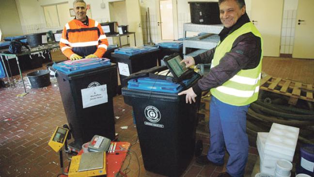 Tonne steckt den Sack in die Tonne