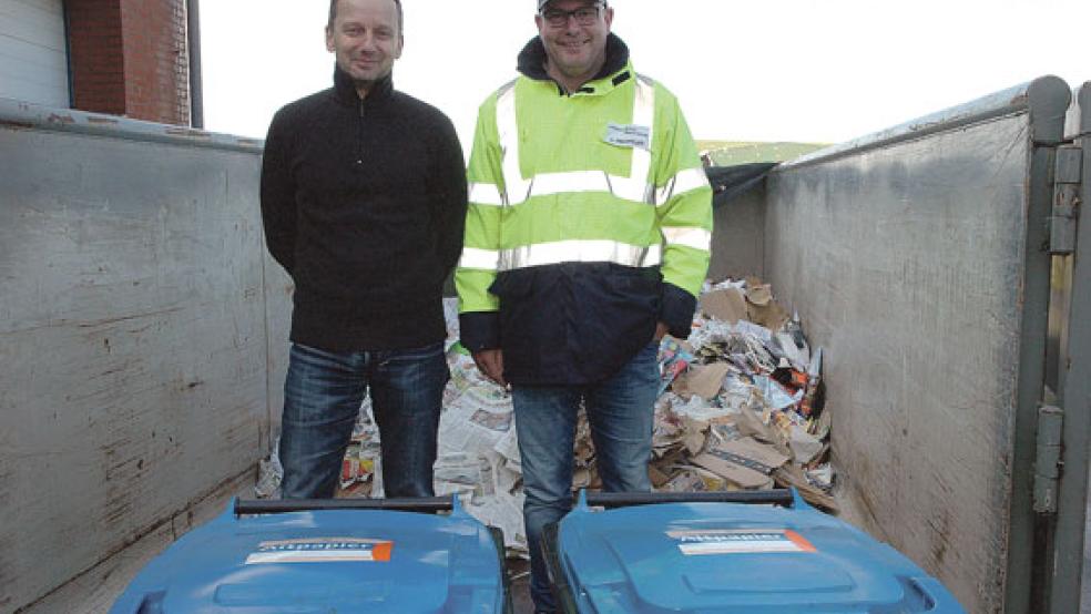 Im Container: Manfred Santjer von der INFA GmbH aus Ahlen (links) und Projektleiter Arnd Oberfeuer vom Abfallwirtschaftsbetrieb des Landkreises Leer zogen gestern eine Zwischenbilanz des Altpapier-Modellversuchs. © Foto: Szyska