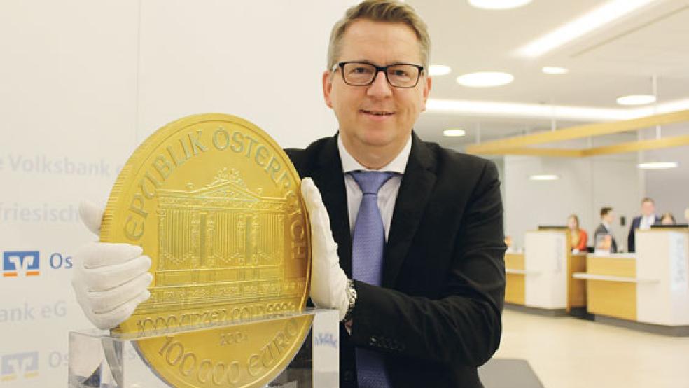 Nur mit Handschuhen: Vorstandmitglied Joachim Fecht zeigt »Big Phil«, die größte Goldmünze Europas. © Foto: Berents