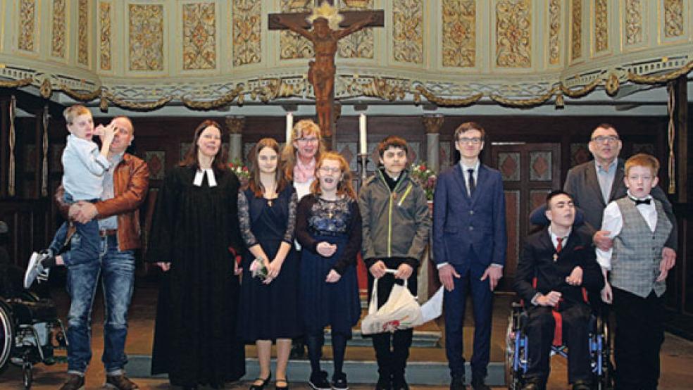 Christa Olearius und Michael Vogt konfirmierten die Schüler der Greta-Schoon-Schule: Florian Zabel, Nadine Schmidt, Bente Rudolph, Julian Galij, Manuel Büürma, Sam Schoon und Marcel Müller aus Möhlenwarf (von links). © Foto: Dübbel