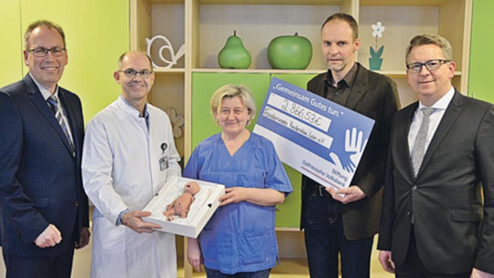 Freuen sich über die Trainingspuppe für die Kinderklinik: Andreas Nolte (OVB Stiftung), Dr.med. Daniel Schüler, Oberärztin Margot Scheel-Deja, Thomas Stern (Förderverein Kinderklinik) sowie Joachim Fecht (OVB).  © Foto: Ammermann