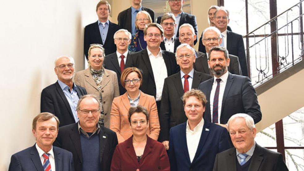 Der Lenkungskreis traf sich im Umweltministerium in Hannover, um Zeitpläne festzulegen. Dem Gremium gehören Vertreter des Landes Niedersachsen, der Wasserstraßen- und Schifffahrtsverwaltung des Bundes, der Landkreise Leer und Emsland, der Stadt Emden, der Meyer Werft sowie der Naturschutzverbände BUND, NABU und WWF an. © Foto: Geschäftsstelle Masterplan