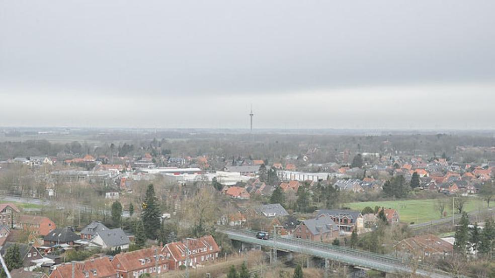 Ein Blick von der Aussichtsplattform des Leeraner Wasserturms in Richtung Rheiderland.  © Foto: Boelmann