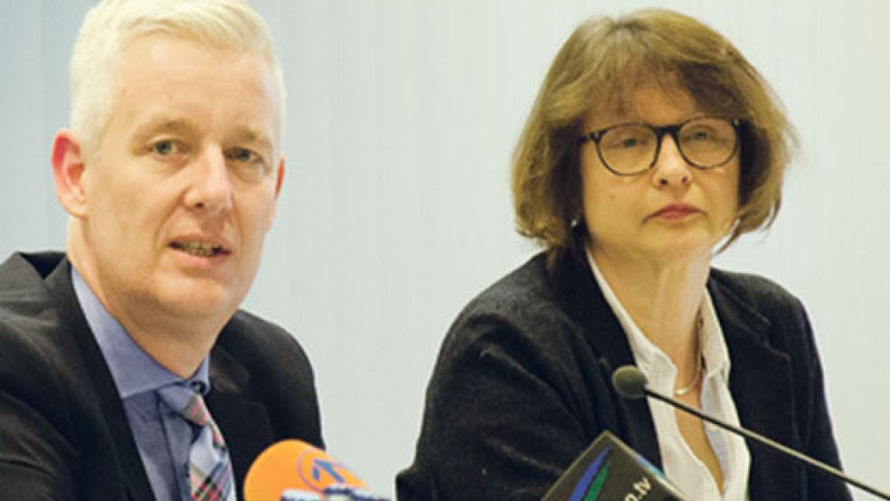 Heike de Vries (rechts) und ihr Team haben mit Corona viel zu tun. Mit Landrat Matthias Groote und anderen Behördenvertretern informierte sie am Mittwoch über die aktuellen Geschehnisse im Kreis Leer. © Foto: Hanken