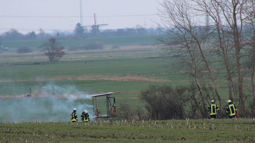 Die Feuerwehr aus Weener rückte am Samstagnachmittag aus, um einen Jägerhochsitzauf dem Feld zu löschen. © Foto: Rand (Feuerwehr)