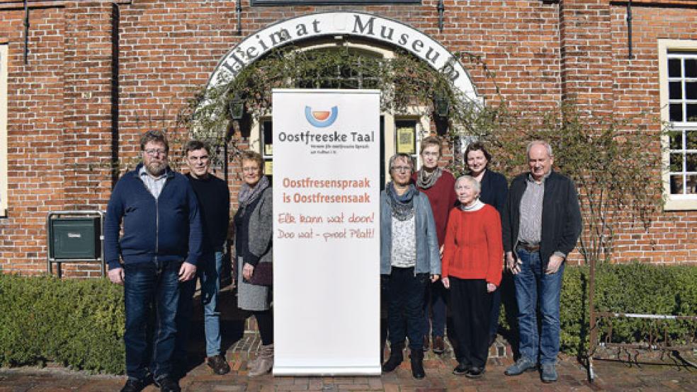 Wiedergewählt wurde der gesamte Vorstand von »Oostfreeske Taal« im Heimatmuseum in Weener (von links): Vörsitter Hans Freese, Penningmeester Hinrich Ernst und Schrieverske Marina Bohlen mit den Bisitters Gertrud Reitmeyer, Gertrud Oosting (Bingum), Annchen Brunken, Imke Schulte und Harm Dieling. © Fotos: Kuper