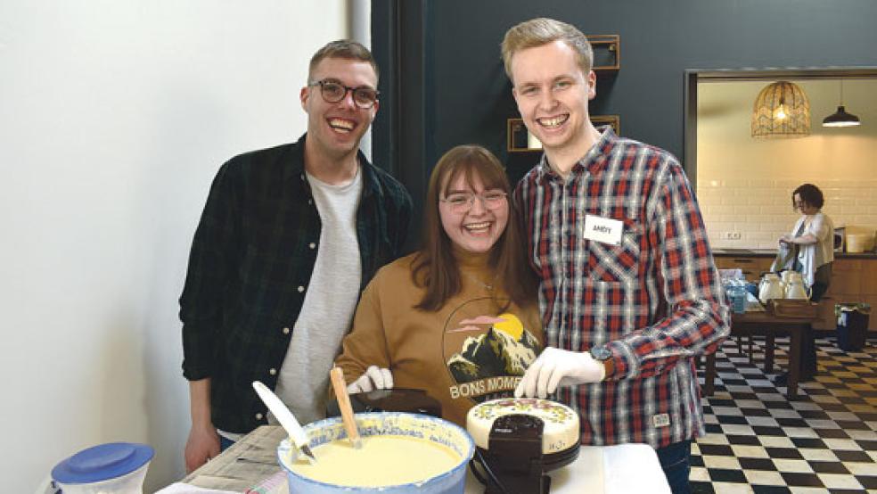 Geld für das »Jesus House« während der Jugendwoche im März sammelten mit einer Spende für Waffeln (von links) Florian Sauer aus Tichelwarf sowie Wiebke Backer und Andreas »Andy« Janssen aus Weener.  © Fotos: Kuper