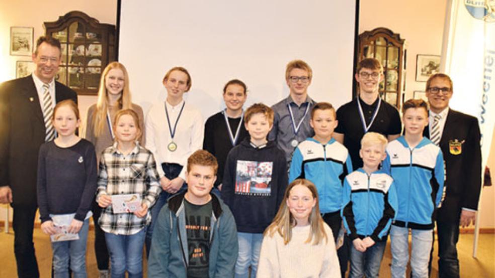 Die DLRG-Ortsgruppe Weener zeichnete bei der Versammlung nicht nur die Leistungsstärksten, sondern auch die fleißigsten Mitglieder aus. © Fotos: Himstedt