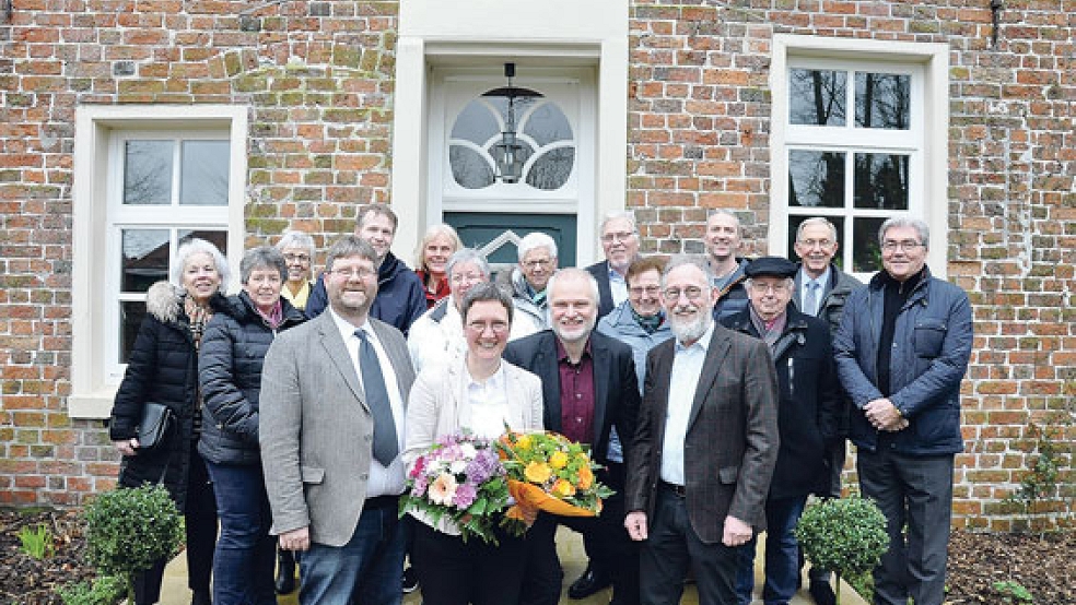 Barbara Wündisch-Konz erhielt nach der Wahl neben vielen Glückwünschen auch zwei bunte Blumensträuße.  © Foto: Boelmann