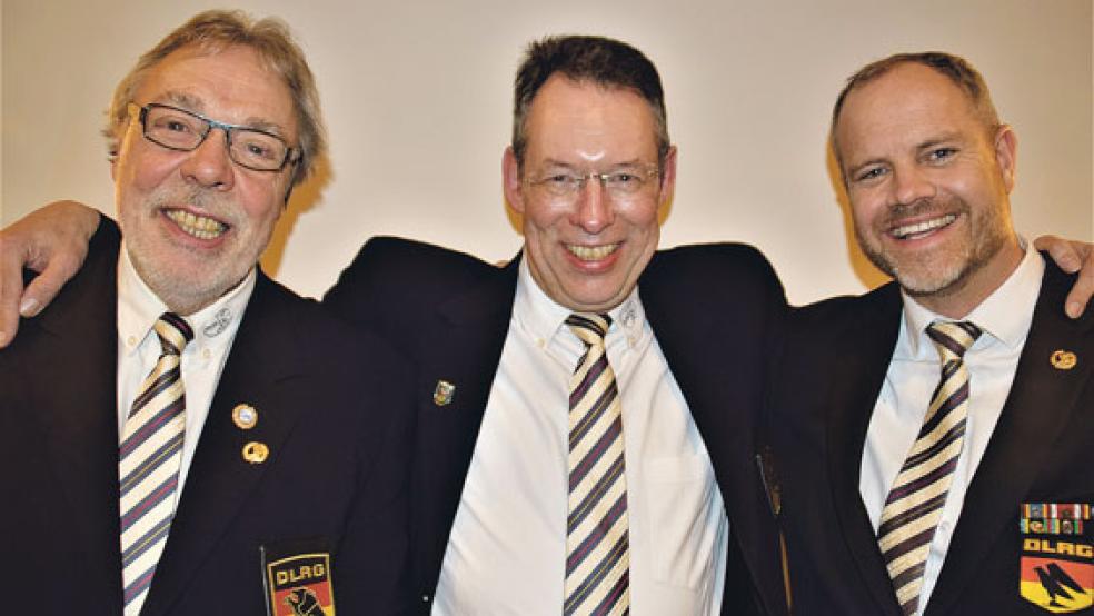Norbert Loger (Mitte) mit dem Vizepräsidenten des DLRG-Landesverbandes Hendrik Schultz (rechts) und seinem langjährigen Weggefährten Ferdinand Reit. © Foto: Himstedt