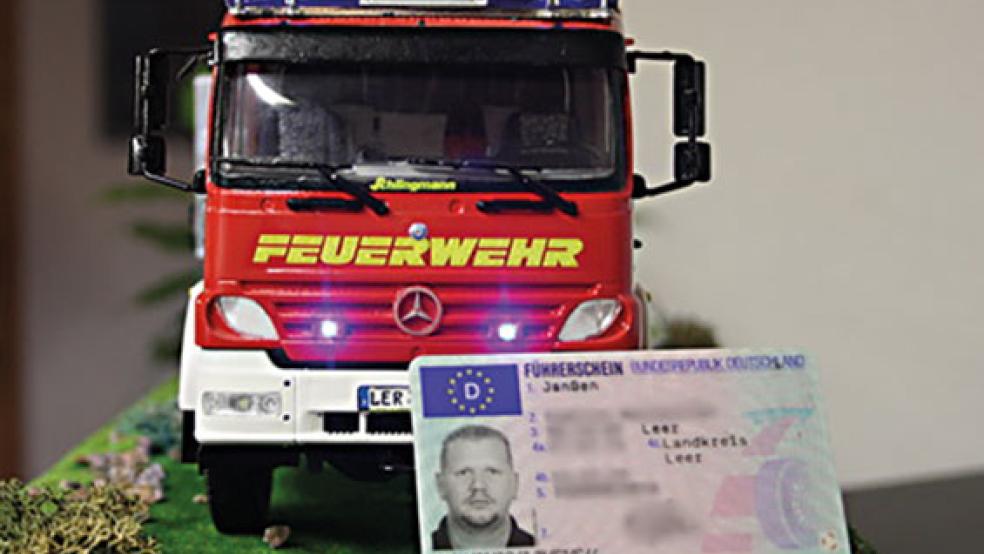 Auch die Feuerwehren im Landkreis Leer kämpfen mit Nachwuchsproblemen. Mit einem Zuschuss für den Führerschein sollen neue Mitglieder gewonnen werden. © Foto: RZ-Archiv
