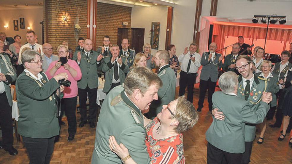 So mancher Schütze schwang auf dem Königsball in Warsingsfehn das Tanzbein zur Musik der Band »Prime Time«.  © Foto: Wolters