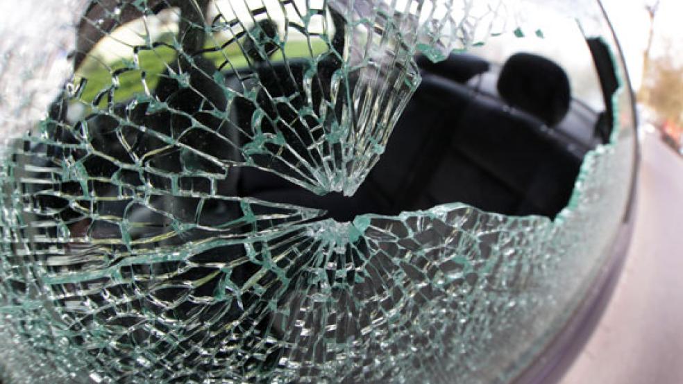 Wieder ist eine Handtasche aus einem Auto gestohlen worden. Die Serie im Rheiderland nimmt kein Ende. © Archiv foto: dpa