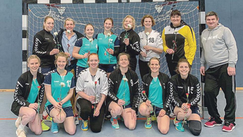 Vor dem Spiel gegen Norderney gab es für die Handballerinnen der HSG Weener/Bunde Blumen zum Weltfrauentag von Trainer Benjamin Sokolusic: Nicole Buntjer (hintere Reihe von links), Stephanie Groeneveld, Maike van der Slyk, Jule Weismantel, Ilka Himstedt, Ingrid Yzer und Janka Kruse. In der vorderen Reihe (von links nach rechts): Vanessa Smidt, Pia Yzer, Tia Holtkamp, Silke Freese, Janina Galitschkin und Carina Buntjer. © Foto: privat