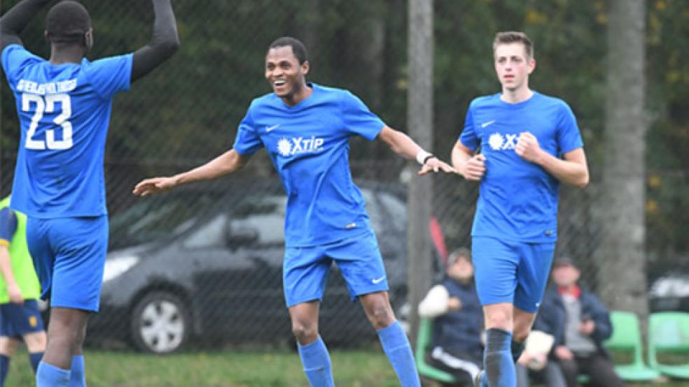 Omar Sangaré (Mitte) verwandelte einen Elfmeter zur 1:0-Führung, den er selbst herausholte. © Foto: Bruins