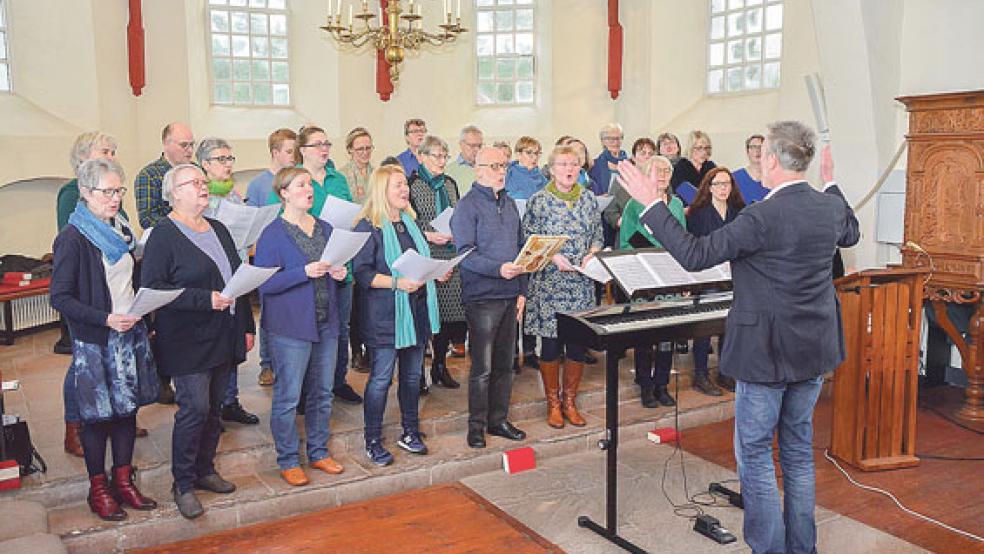 Winne Voget aus Nordhorn, Sänger der A-Capella-Gruppe »6-Zylinder« formte einen stimmgewaltigen Chor. © Foto: Eden