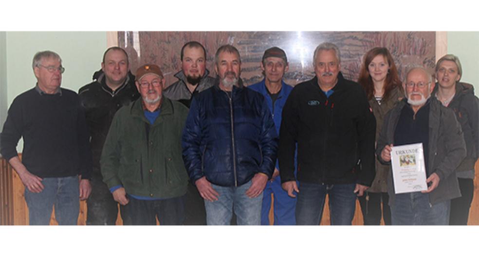 Mit seinem neuen Vorstand kann der Rassegeflügelzuchtverein Weener positiv in die Zukunft blicken: (von links) Gerd Battermann, Michael Niemann, Hero Feldmann, Simon Bruns, Luitjen Kettler, Karl Reck, Gerhard Niemann, Katrin Müller, der Geehrte Wolfgang Neubert und Nicole Niemann. © Foto: privat