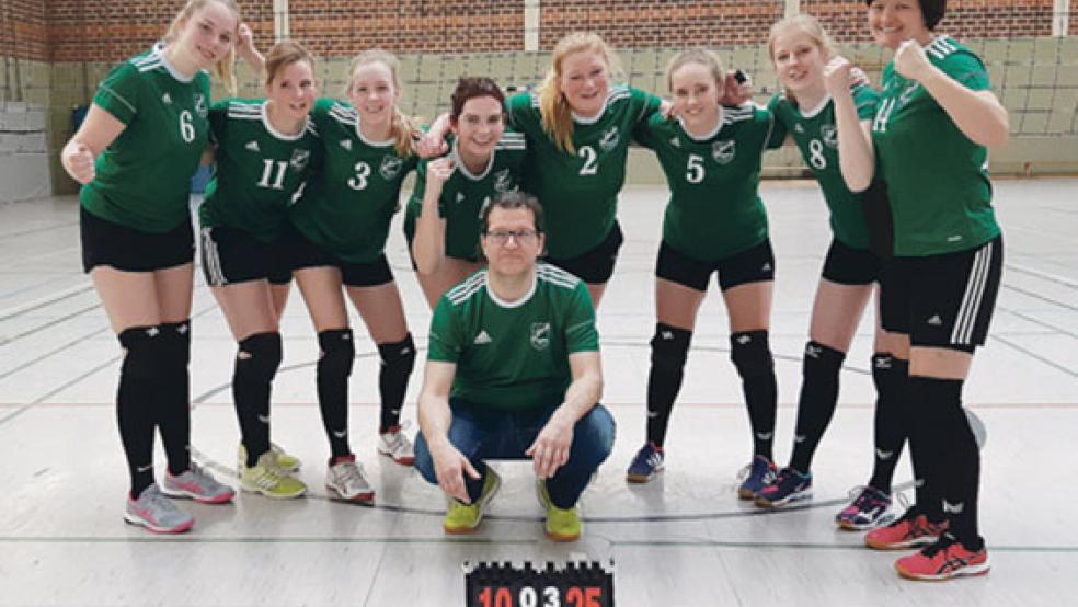 Die Stapelmoorerinnen feierten nach dem letzten Satz ihren Sieg. Von links nach rechts: Stella Warnders, Lena Huisinga, Jelena Wessels, Kathrin Röskens, Lea Pannenborg, Sandra Schröder, Wencke Kramer und Gabi Martini. Vorne hockt Trainer Anton Meijer. © Foto: privat