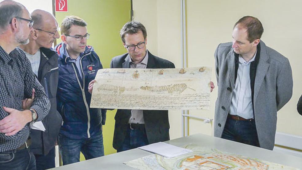 Archiv-Leiter Dr. Michael Hermann präsentiert den Besuchern diverse Exponate, die ansonsten kaum öffentlich gezeigt werden. © Foto: Jürgens