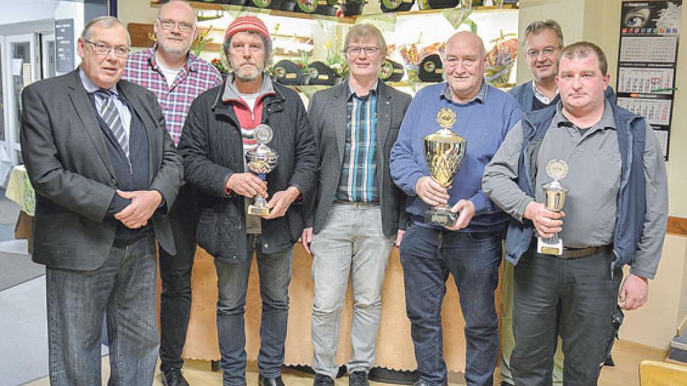 Nordens Bürgermeister Heiko Schmelzle (zweiter von rechts) freute sich mit den Kaninchenzüchtern über eine gelungene Vergleichsschau. Das Foto zeigt außerdem: Rolf Eggerking, Rüdiger Frers, Hannes Frerichs, Jörg Gummels, Focko Stöhr und Jann Westermann. © Foto: privat