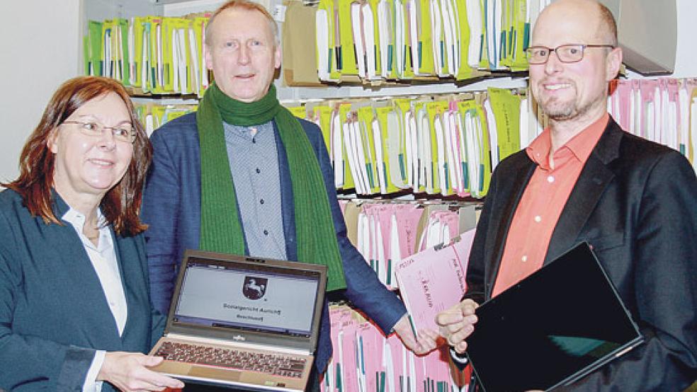 In zwei Jahren könnte die Papierakte im Sozialgericht Aurich Geschichte sein, sind Pressesprecherin Kristina Rubin-Wegehaupt, Direktor Wilhelm Frank und sein Stellvertreter Peter Nippen überzeugt (von links). © Foto: Ricken