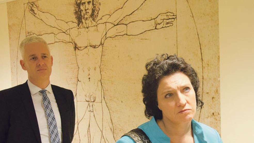 Veranstaltungslimit und Betreuungsverbote: Niedersachsens Gesundheitsministerin Carola Reimann (hier bei ihrem Besuch im Krankenhaus Rheiderland im November 2019 mit Landrat Matthias Groote) hat die Maßnahmen des Landes im Kampf gegen Corona vorgestellt. © Archivfoto: Hanken