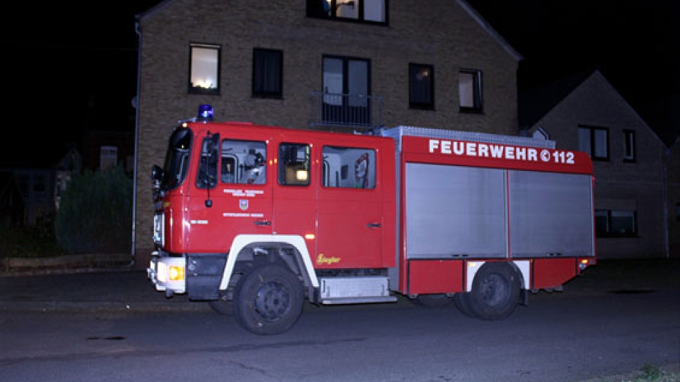 Die Feuerwehr Weener rückte am Mittwochabend zur Flüchtlingsunterkunft an der Kommerzienrat-Hesse-Straße aus. © Foto: Rand (Feuerwehr)