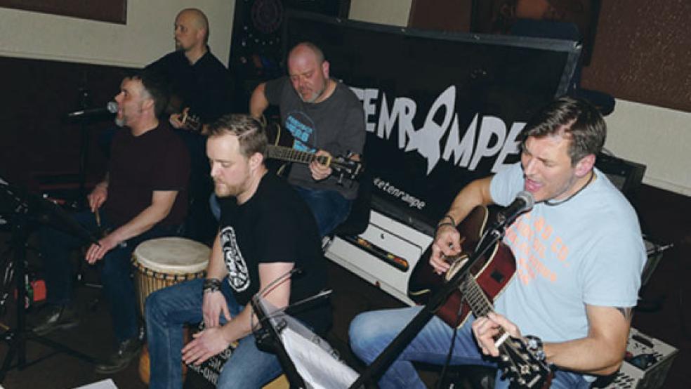 Die Formation »Raketenrampe« demonstrierte im »Harlekin«, dass und wie man auch »unplugged« prima abrocken kann. © Foto: Jürgens