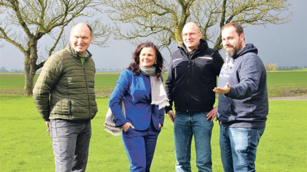 Über Möglichkeiten des Schutzes von Schwalben informierte sich die CDU-Bundestagsabgeordnete Gitta Connemann beim Vorstand des Landwirtschaftlichen Naturvereins (LNV). Das Foto zeigt die Politikerin im Gespräch mit (von links) Heinz Hoting, Fokko de Boer und Georg Penon in Landschaftspolder. © Foto: Büro Connemann