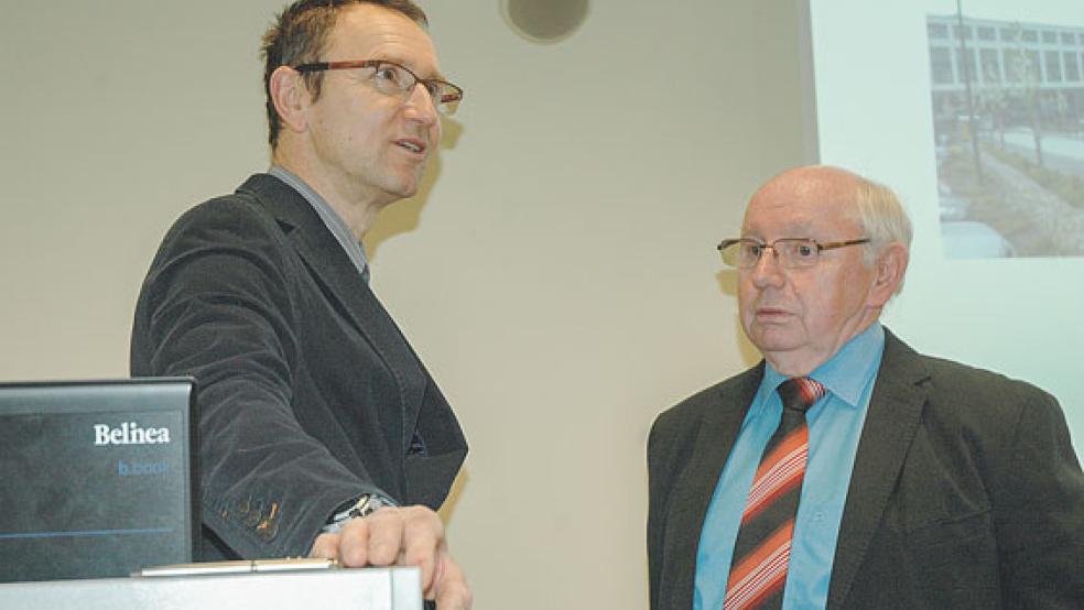 Der Chefarzt der Klinik für Allgemein- und Viszeralchirurgie/Proktologie am Klinikum Leer, Dr. med. Rudolf Pietryga (links), bei einem Vortrag in Weener mit dem Vorsitzenden des Allgemeinen Krankenhausvereins, Jakobus Baumann. © Foto: Szyska