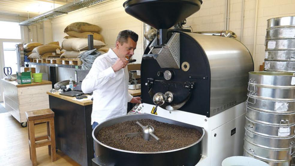 Es erfordert eine Menge Erfahrung und Fingerspitzengefühl, damit beim Rösten ein guter Kaffee entsteht: Rösterei-Geschäftsführer Andreas Baum an der Röstmaschine. © Foto: Lambert Tergast