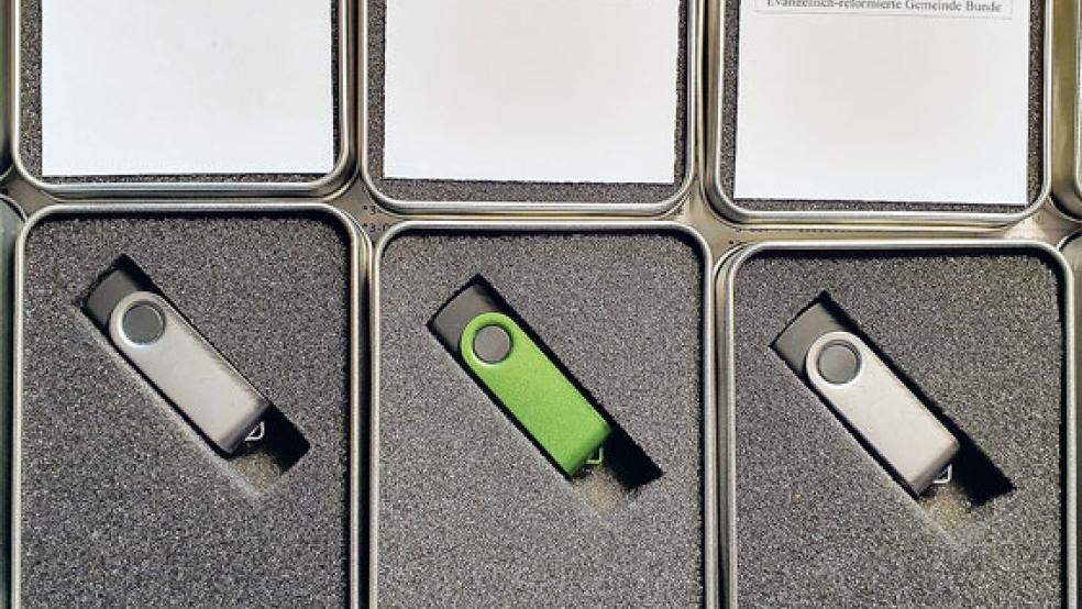 In der evangelisch-reformierten Kirchengemeinde in Bunde wird der Gottesdienst auf USB-Sticks für ältere Gemeindemitglieder aufgezeichnet, die regelmäßig verteilt werden. Auch auf der Internetseite ist der Gottesdienst jederzeit zum Anhören verfügbar.  © Foto: Kirchengemeinde Bunde