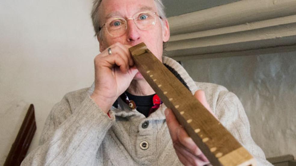Eine Kirche wird zur Werkstatt: Harm Kirschner vor der restaurierten Orgel in Mitling-Mark. Ein Jahr hat der Orgelbaumeister aus Stapelmoor an dem Instrument gearbeitet. © Fotos: Hanken