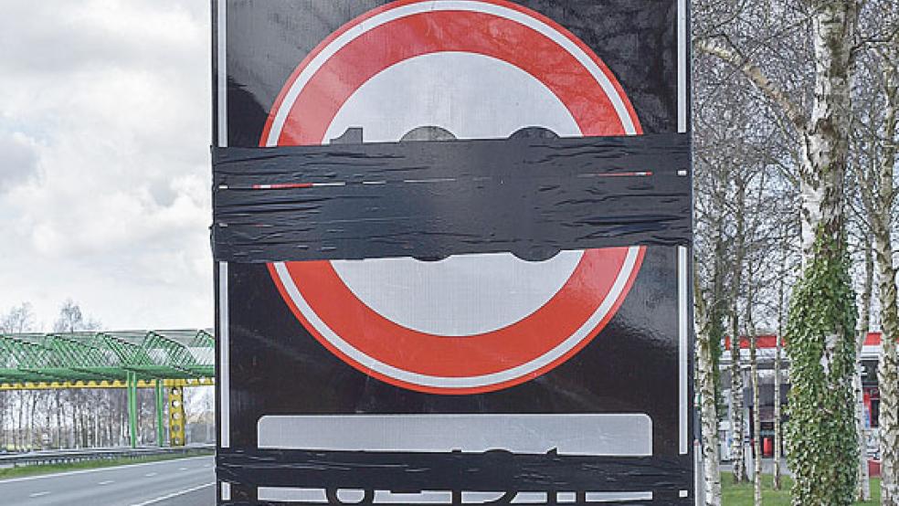 Die neuen Schilder mit »100« und dem Zusatz »6-19h« - wie hier am Grenzübergang Bad Nieuweschans in Fahrtrichtung Groningen - waren zunächst noch abgedeckt. Ab heute gilt das neue Tempolimit. © Foto: Kuper