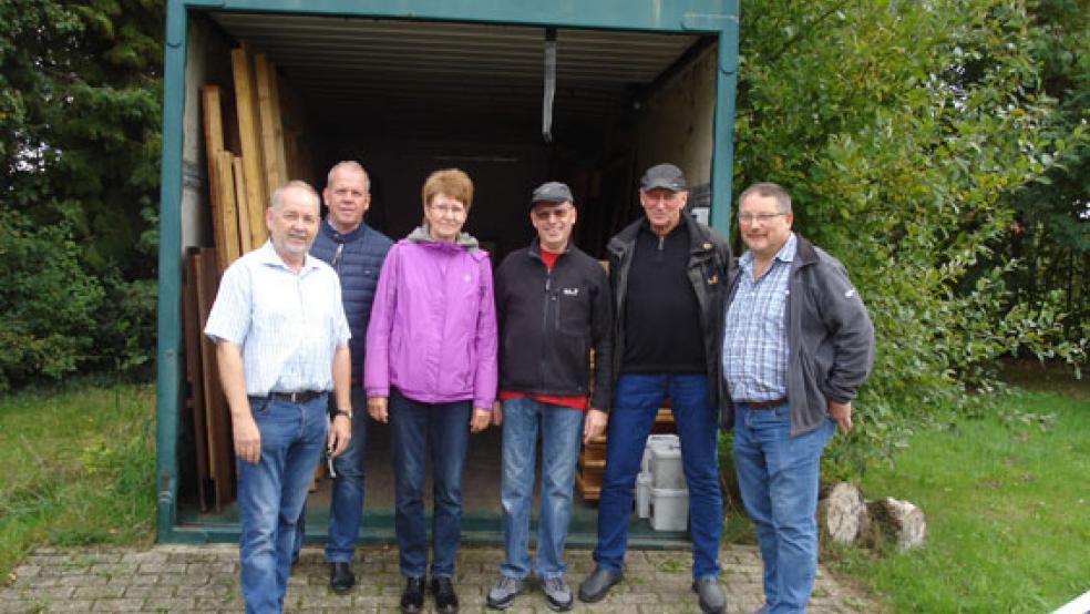 Beim Aufräumen des Lagercontainers (von links): Hartmut Ibelings (Vorsitzender), Manfred Bleeker (Geschäftsführer), Thea Braams (stellvertretende Vorsitzende), Albert Niemann, Georg Schnur und Alwin Skerat (alle Beisitzer). © Foto: privat