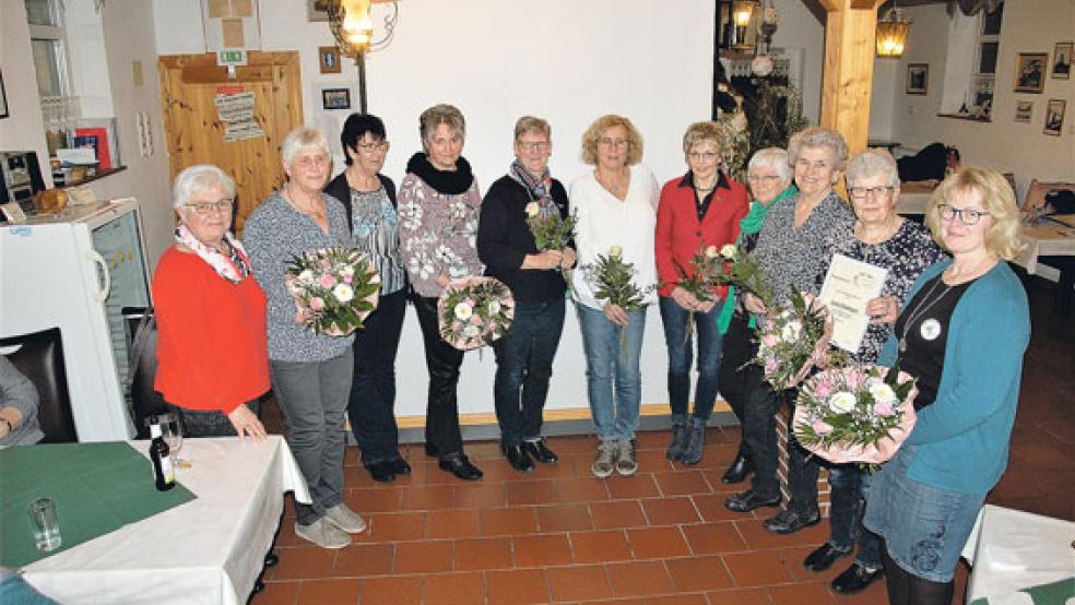 Die Vorsitzende Else Siemons mit (von links) Helena Siemens, Hildegard Evering, Jannette Meyer, Grietje Kratzenberg, Elke Krebs, Hannelore Woltermann, Annelies Schütte, Erika Santjer, Anni Sinningen und Ina Reinders.  © Foto: Heinrich Siemons