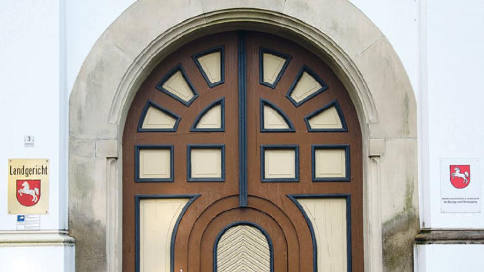 Vor dem Landgericht Aurich stand ein 42-Jähriger. Er hatte ein Bild mit Hakenkreuzen auf Weihnachtskugeln im Internet gepostet. © Archivfoto: Hanken