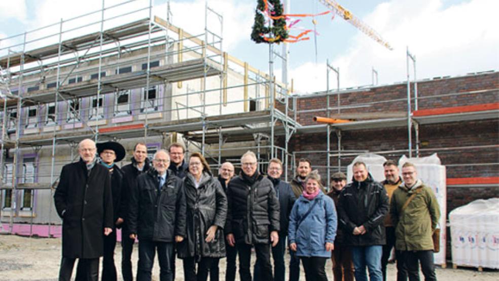 Vertreter der Hochschule, der Stadtverwaltung, des Staatlichen Baumanagements und aus Wirtschaft und Politik kamen zum Richtfest des neuen Seminargebäudes in Emden. © Foto: Hochschule Emden/Leer