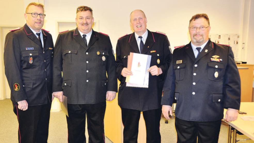 Ehrung für zwei Weeneraner: Heiner Düring (zweiter von links) und Ewald Freese (neben ihm) wurden während des Kreisjugendfeuerwehrtages ausgezeichnet. Links der stellvertretende Landesjugendfeuerwart Sascha Bädorf. Rechts Kreisjugendfeuerwehrwart Günter Harms. © Foto: Wolters