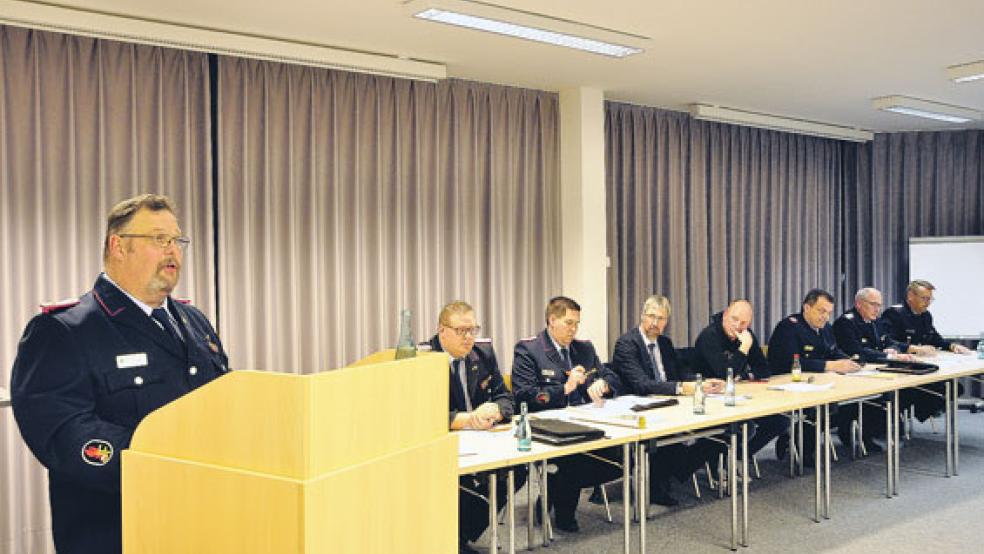 Kreisjugendfeuerwehrwart Günter Harms (links) bei seinem Rechenschaftsbericht. © Foto: Wolters