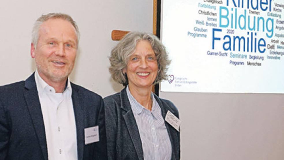 Carsten Bergstedt und Sigrun Middents stellten der Kirchenkreissynode Emden-Leer die Arbeit der Evangelischen Familien-Bildungsstätte (Fabi) Emden vor. © Foto: Dübbel (Kirchenkreis)