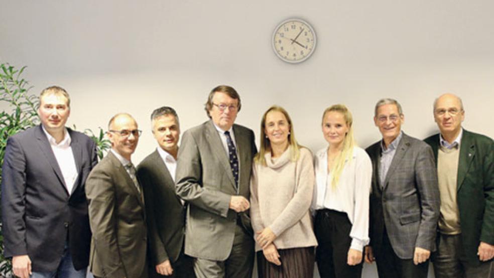 Die Steuerungsebene der Agentur bilden (von links): Martin Heine (Referent Oldenburgische Industrie-und Handelskammer), Dr. Jörg Niegsch (Wilhelmshavener Hafenwirtschafts-Vereinigung), Felix Jahn (Geschäftsführer Oldenburgische Industrie-und Handelskammer), John H. Niemann (Präsident der Wilhelmshavener Hafenwirtschafts-Vereinigung), Katja Baumann (Geschäftsführerin der MariKo GmbH), Inga Lauts (MariKo GmbH), Hans-Joachim Uhlendorf (Wilhelmshavener Hafenwirtschafts-Vereinigung) und Ulrich Schilling (Wilhelmshavener Hafenwirtschafts-Vereinigung). © Foto: MariKo