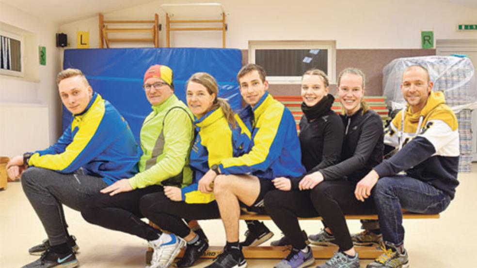 Fotos wie dieses würden in der momentanen Situation wohl nicht aufgenommen werden. Es stammt aus dem Februar und zeigt von links nach rechts Leichtathleten des TuS Weener: Jannes Smid, Thomas und Regina Knoche, Markus Lübbers, Wemke de Vries, Sina Hegemann und Henning Galitschkin.  © Foto: Bruins