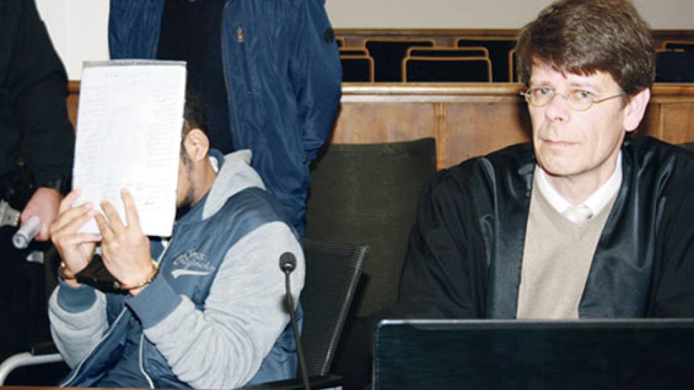 Verteidiger Klaas Kempe (rechts) gab beim Prozessauftakt am Landgericht in Aurich (Bild) für seinen Mandanten eine geständige Einlassung ab. © Foto: Ricken