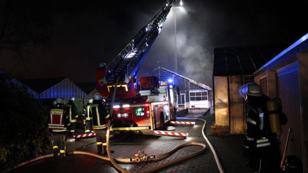 Rund 110 Einsatzkräfte von Feuerwehr, DRK und Polizei waren vor Ort. © Foto: Jan-Marco Bienhoff (Feuerwehr Wiesmoor)