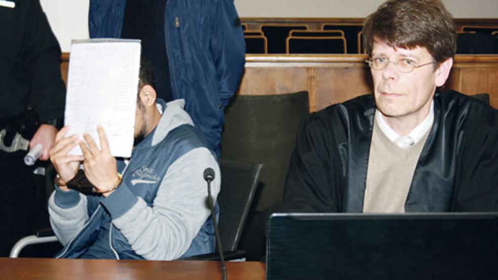 Verteidiger Klaas Kempe (rechts) gab bereits beim Prozessauftakt am Landgericht in Aurich (Bild) für seinen Mandanten eine geständige Einlassung ab. Zu einer Strafmilderung hat das nicht beigetragen. © Foto: Ricken