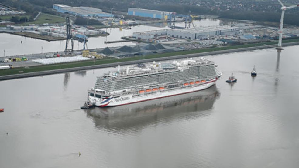 Aus der Vogelperspektive: Die »Iona« auf der Ems. Drei Schlepper begleiten den Kreuzfahrer-Neubau. © Foto: Klemmer